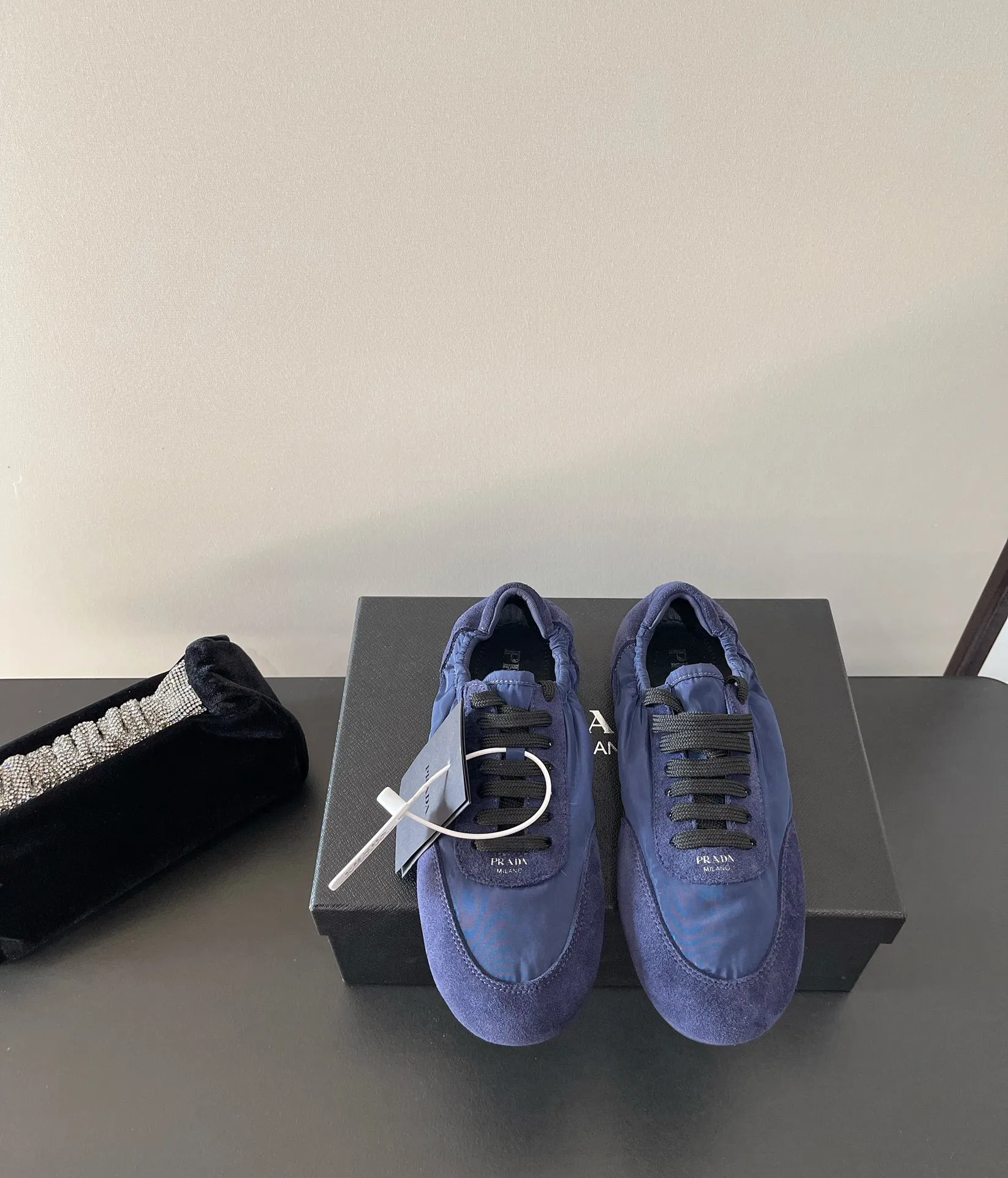 👟👟Ex-factory price 540👟👟 PRADA multi-color comfortable new Dexun ballet shoes in early spring🥂 The original top-quality replica is sold simultaneously at the counter. The fabric is made of specially imported fabrics mixed with Beijing leather. The whole pair of shoes has a very high texture. The lining is cowhide and the original imported rubber sole. The style is simple and fashionable, and the upper feet are very delicate! Color: 11 colors Heel height: flat Size: 35-41 (40 to 41 customized, non-refundable)